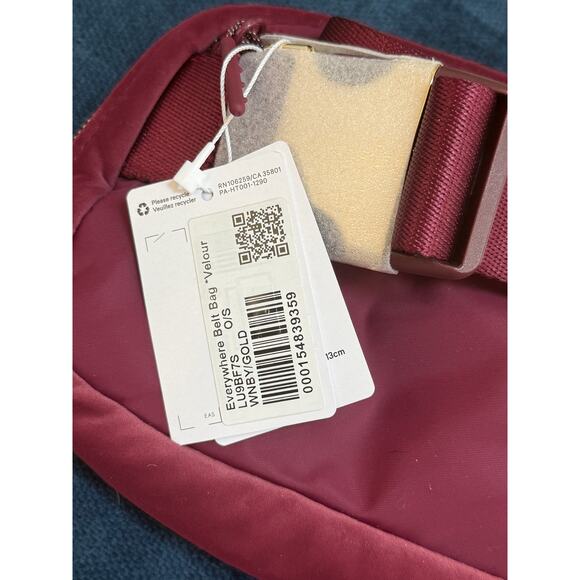 NWT Lululemon Everywhere Belt Bag 1L Velour Wine‎ Berry/Gold - Picture 5 of 5